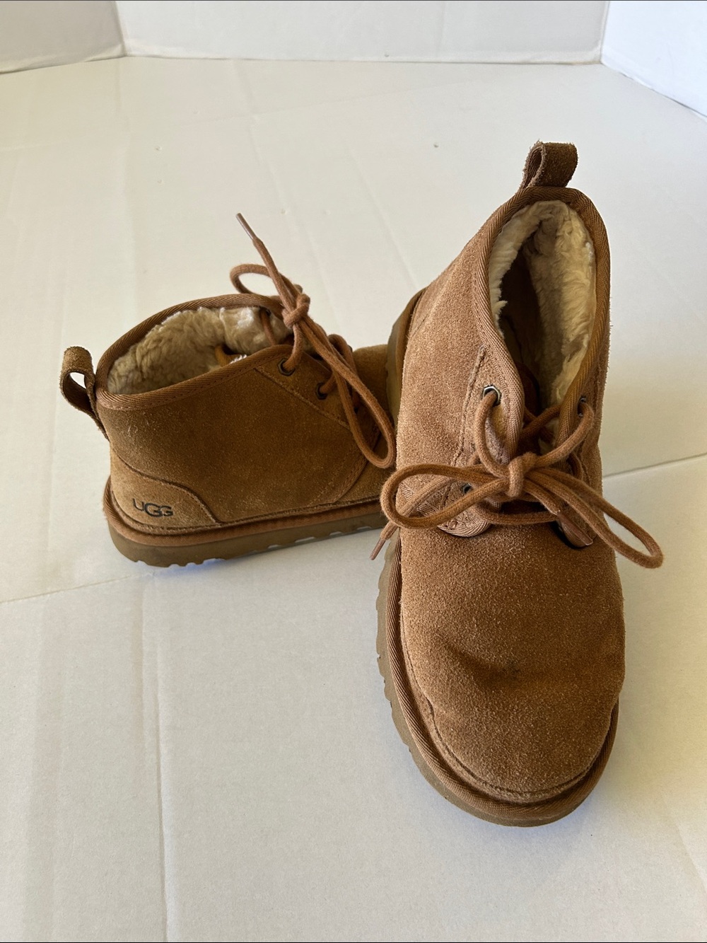 UGG NEUMEL CHUKKA BOOT FEATURES A SOFT WOOL/SHEARING LINING & LACE UP FRONT SZ 7